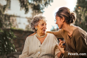 6 pomůcek, které dokáží zlepšit život seniorů i jejich pečovatelů